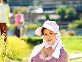 田んぼや畑を耕す田舎妻　大増量３６人　８時間　サンプル画像01